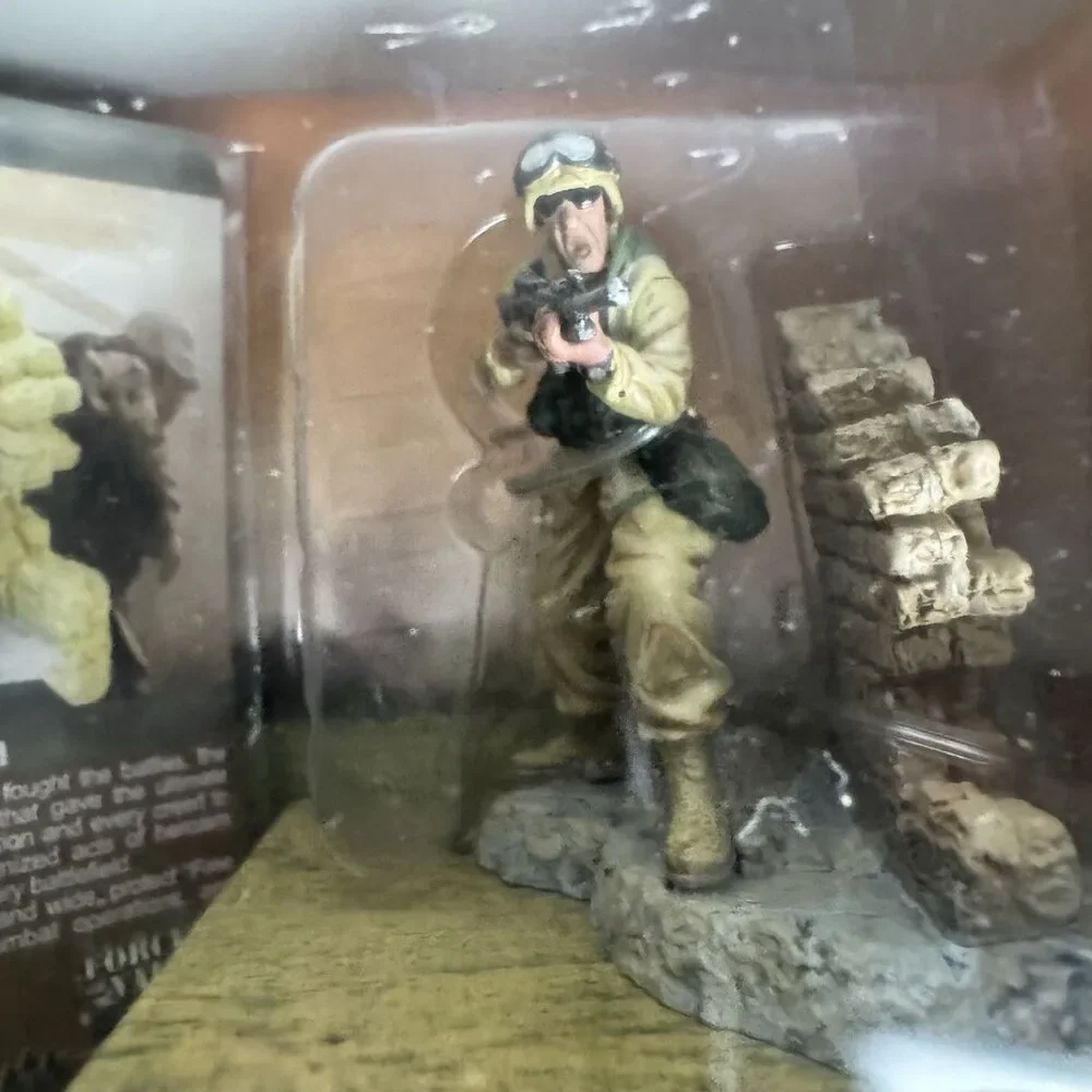 Forces of Valor Die-cast Infantry Captain Rocha Figure 1:32 Scale 99006